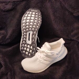 NEW!! Adidas Ultra boost 4.0 DNA Cloud White Running Shoes Style FY9122 Women 8
